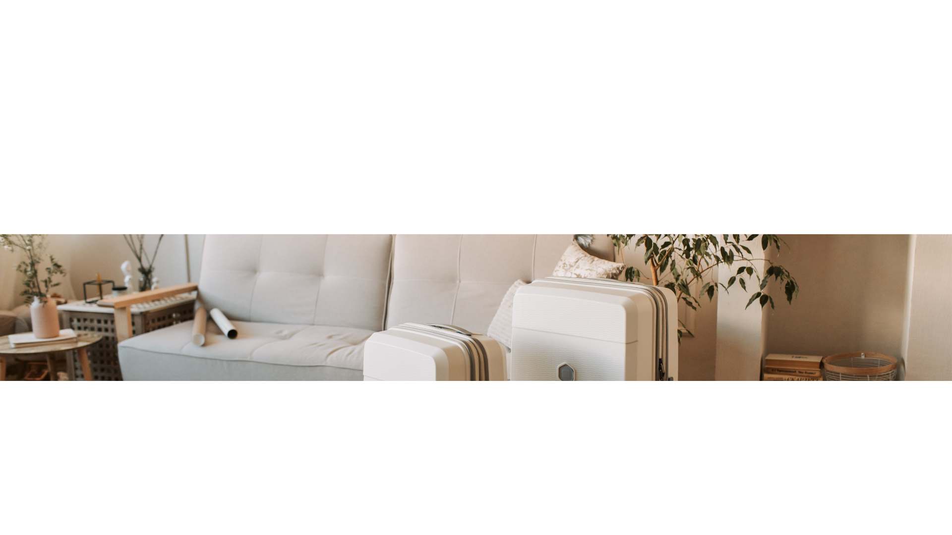 Sofá en una sala de estar luminosa